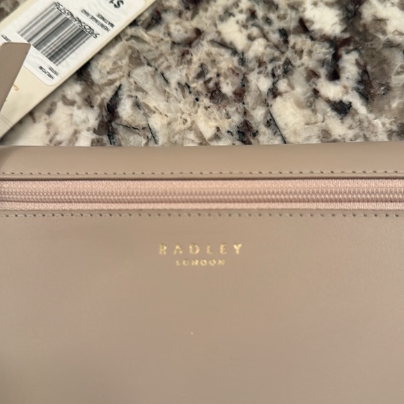 Radley Beige Wallet with Dog Logo .. leather .. nwt
Authentic .. full size - Picture 4 of 10